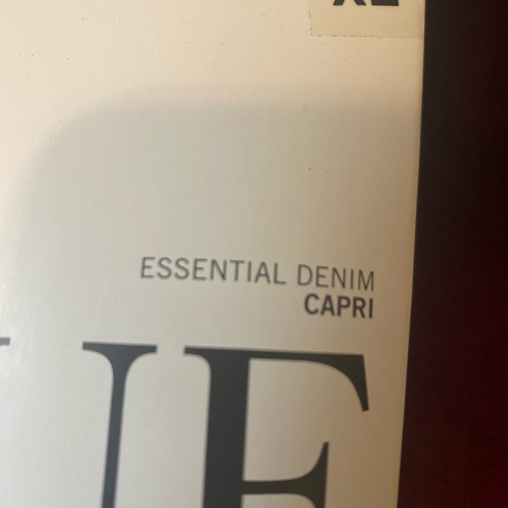 HUE Essential Denim Capri Leggings. Size:  XL - Picture 2 of 6